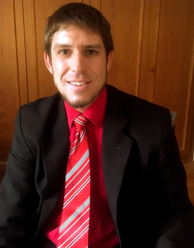 Gerald Leitner im Anzug, mit rotem Hemd und roter Krawatte!