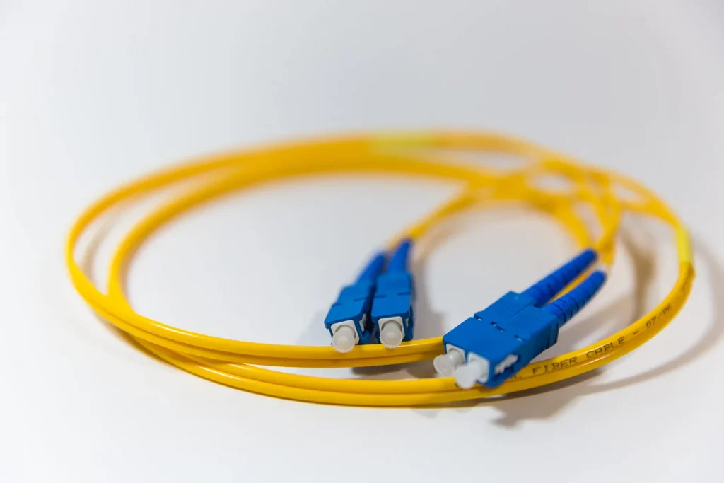 Ein gelbes Glasfaserkabel mit blau gefärbten Steckern