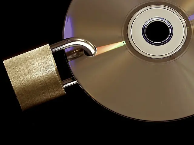 Eine DVD mit Vorhängeschloss