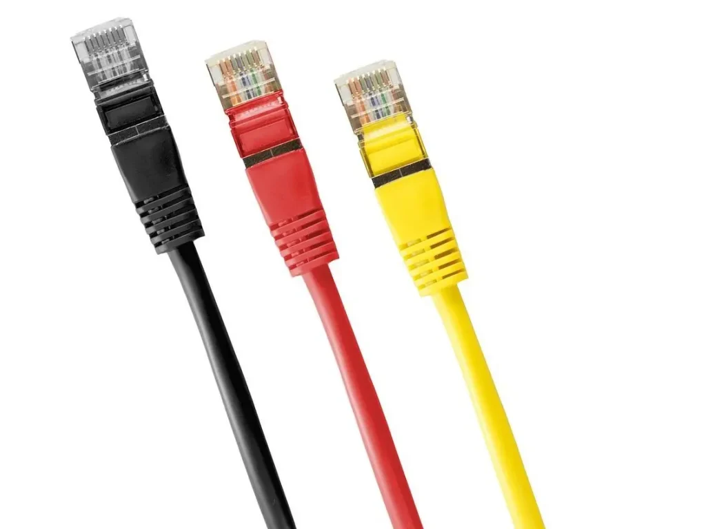 Drei verschieden - farbige Netzwerkkabel nebeneinander