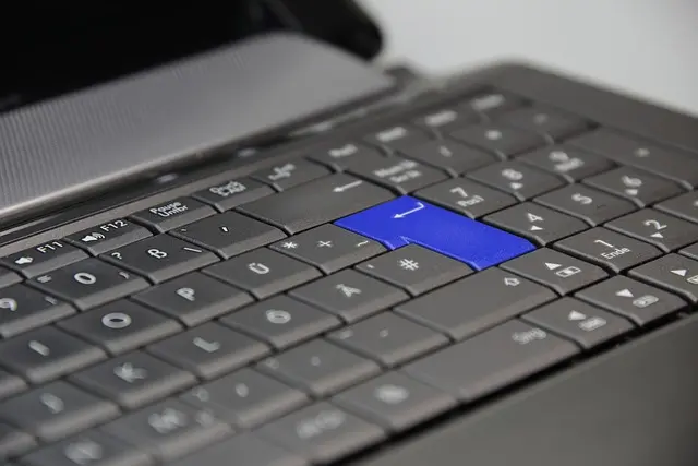 Ein Laptop mit blauer ENTER - Taste!