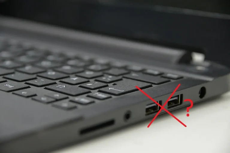 Ein Laptop mit USB-Anschlüssen - die USB - Anschlüsse wurden mit rotem X und einem roten Fragezeichen versehen!
